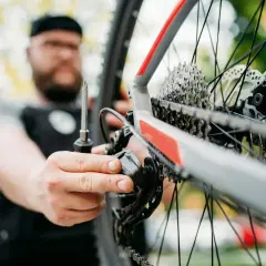 Mechanik reguluje przerzutkę, dbając o odpowiednią siłę dokręcania śrub, by rower działał sprawnie.