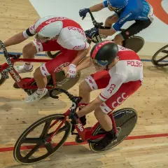 Kolarze w biało-czerwonych strojach walczą na torze. Emocje wyścigu keirin, madison i omnium widać w ich skupieniu i determinacji.