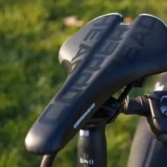 Czarny rowerowy Copperhead z białym wykończeniem. Widoczne ustawienie siodełka przód-tył.