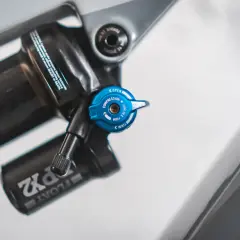Niebieska regulacja tłumienia w amortyzatorze Rock Shox. Tabela ciśnienie w amortyzatorze Rock Shox jest kluczowa dla optymalnych ustawień.