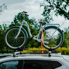 Rower na dachu auta, gotowy do podróży. Pamiętaj o odpowiednim momencie, z jakim dokręcać koła, by jazda była bezpieczna.