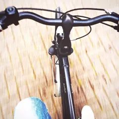 Widok z perspektywy rowerzysty na kierownicę roweru Kross. Zastanawiasz się, jak podnieść kierownicę w rowerze Kross?