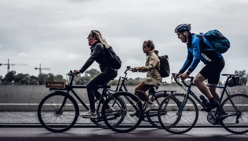 Trzech rowerzystów jedzie obok siebie. Czy planują trasę na komoot czy strava?