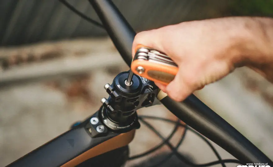 Jak podnieść kierownicę w MTB? Zrób to dobrze!