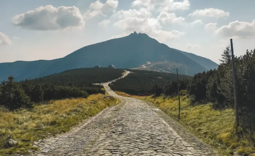 Śnieżka - Jak wejść, żeby nie żałować? Wybierz najlepszy szlak!