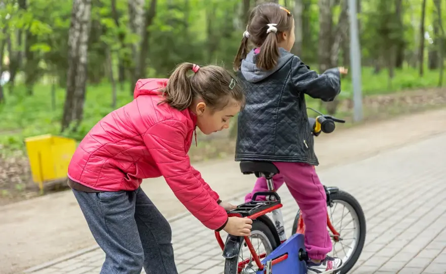 10-latek na rowerze - Kiedy może jechać po chodniku?