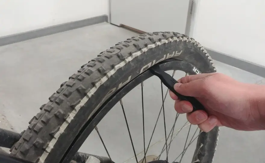 Wymiana opony w rowerze - Poradnik krok po kroku