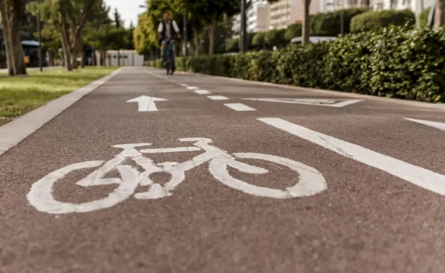 Symbol roweru na drodze (P-23) - Co oznacza? Uniknij błędów!