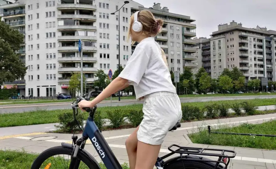 Rower i słuchawki – legalne czy nie? Sprawdź, zanim dostaniesz mandat!