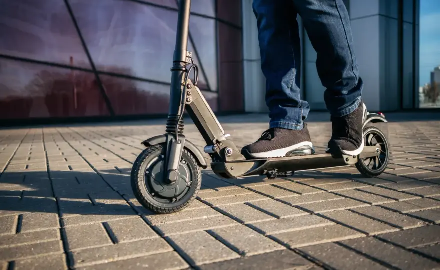 Hulajnoga elektryczna - droga dla rowerów? Zasady i przepisy