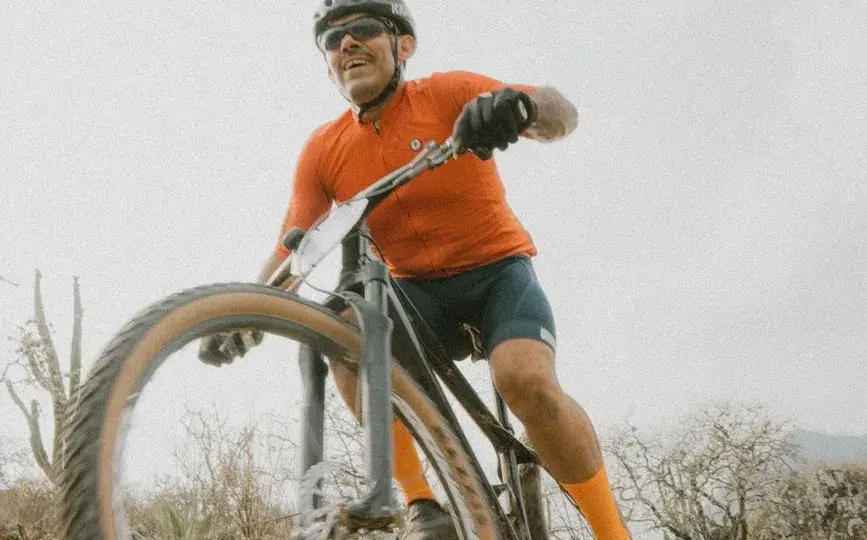 Gravel, trekking czy MTB? Jak wybrać rower do jazdy po asfalcie, szutrach i lekkim terenie?