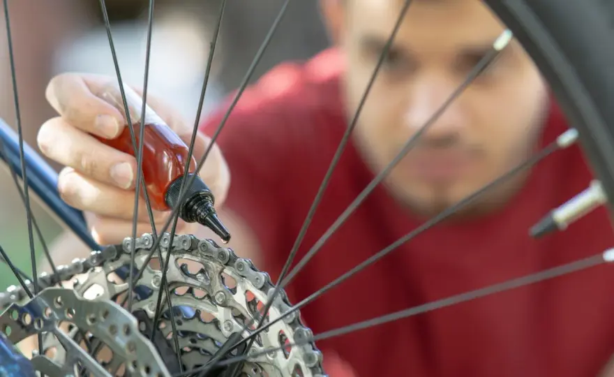 Smarowanie łańcucha rowerowego – jak to robić dobrze? Poradnik