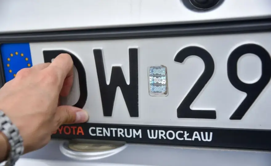 Dodatkowa tablica rejestracyjna - Jak wyrobić i uniknąć mandatu?