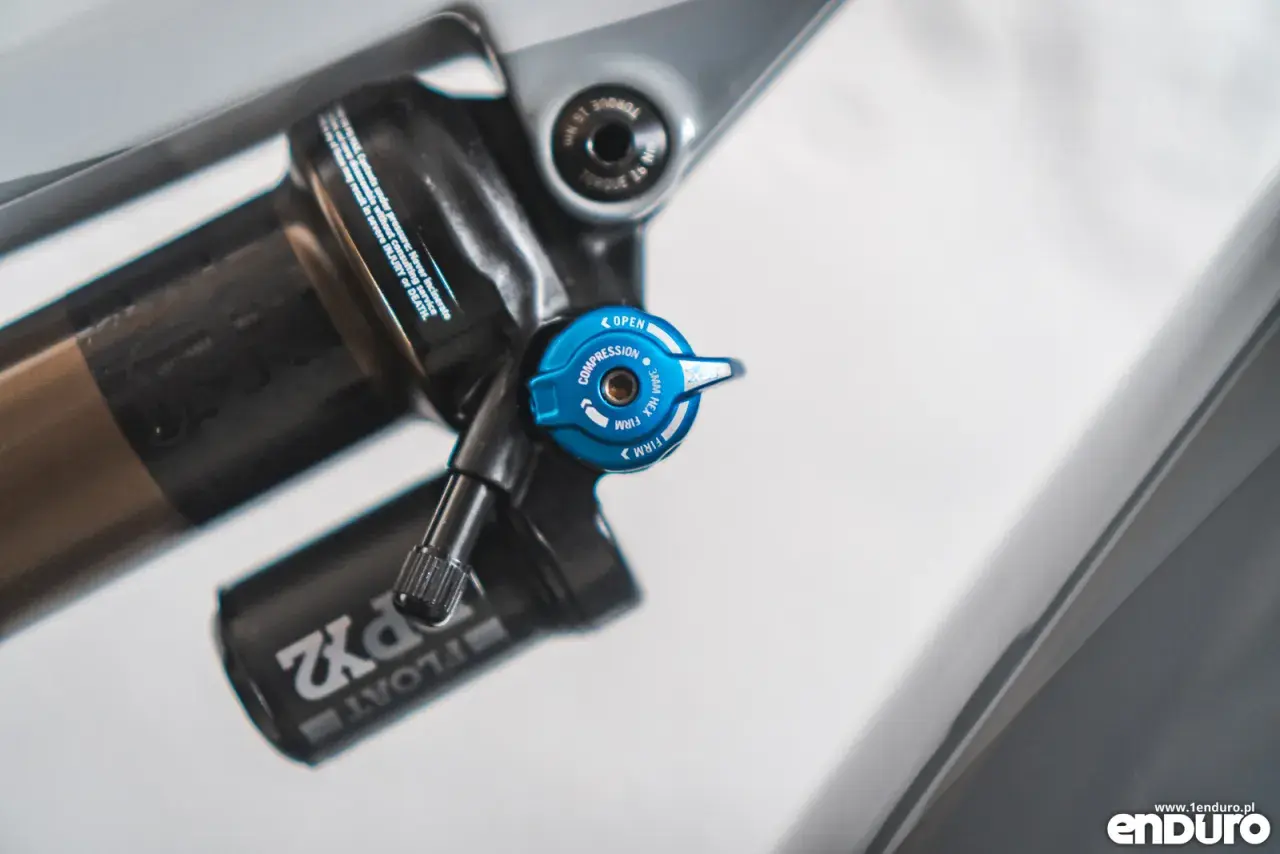 Niebieska regulacja tłumienia w amortyzatorze Rock Shox. Tabela ciśnienie w amortyzatorze Rock Shox jest kluczowa dla optymalnych ustawień.