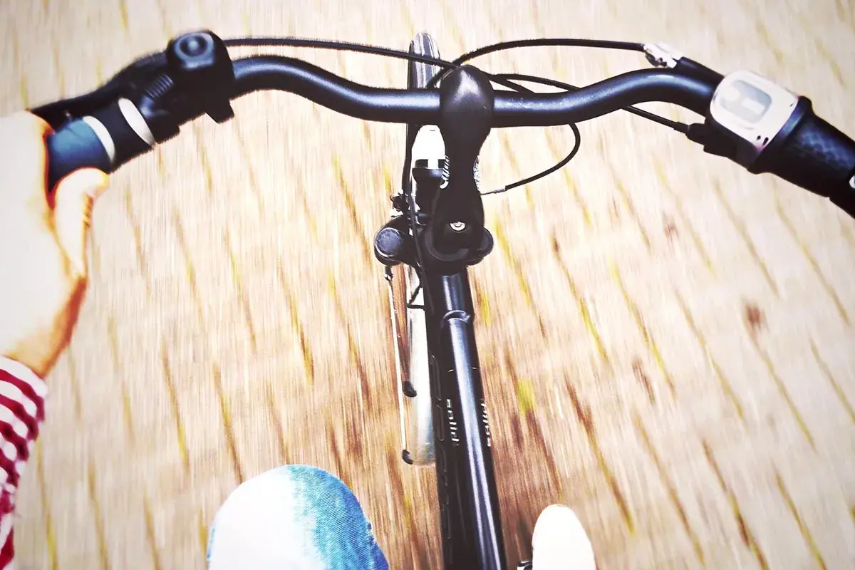 Widok z perspektywy rowerzysty na kierownicę roweru Kross. Zastanawiasz się, jak podnieść kierownicę w rowerze Kross?