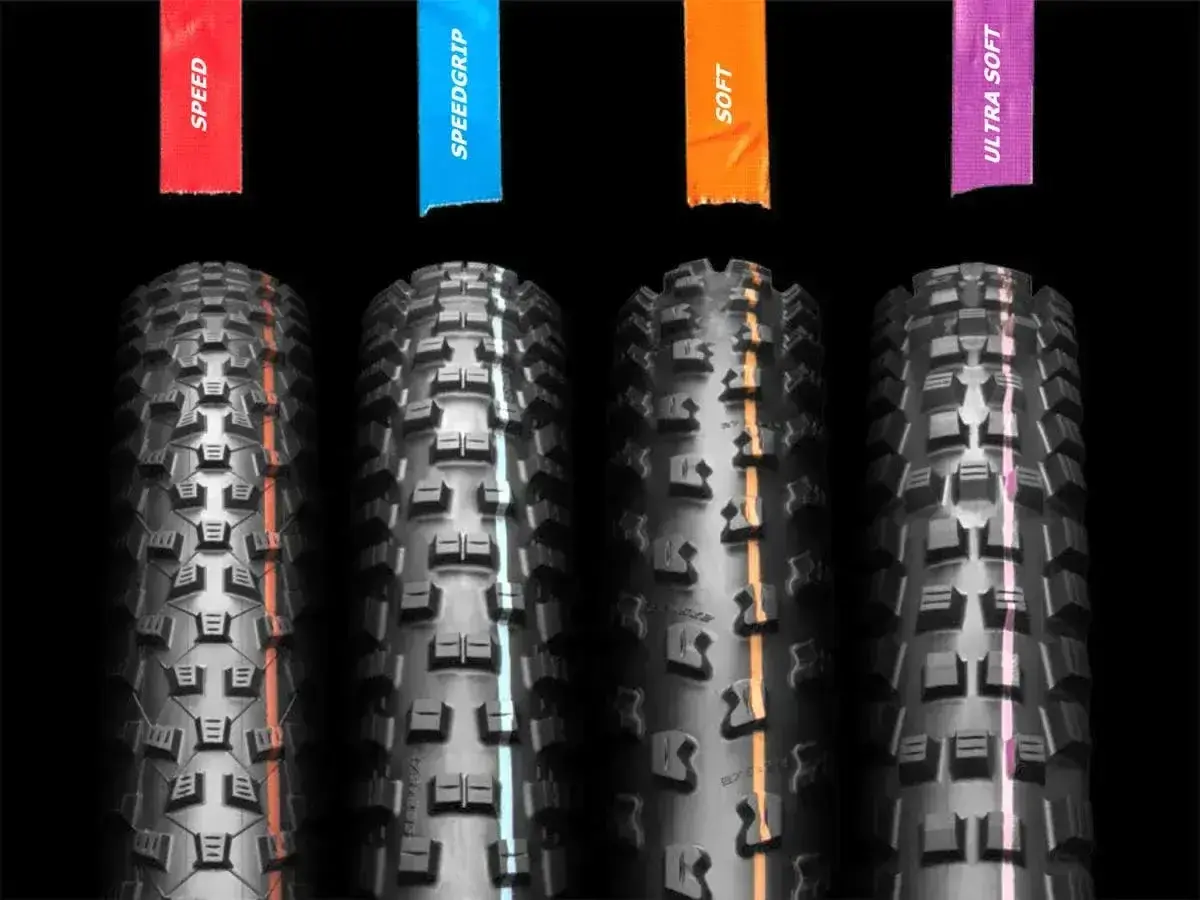 Cztery opony rowerowe z różnymi bieżnikami: SPEED, SPEEDGRIP, SOFT, ULTRA SOFT. Pomaga to zrozumieć, jak czytać rozmiar opon.