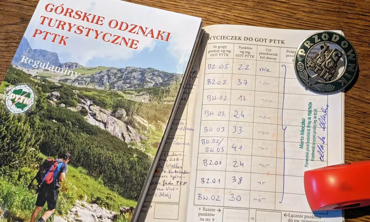 Książeczka GOT PTTK z wpisami i odznaką. Dowiedz się, jak wypełniać książeczkę GOT PTTK, by zdobywać górskie odznaki turystyczne.