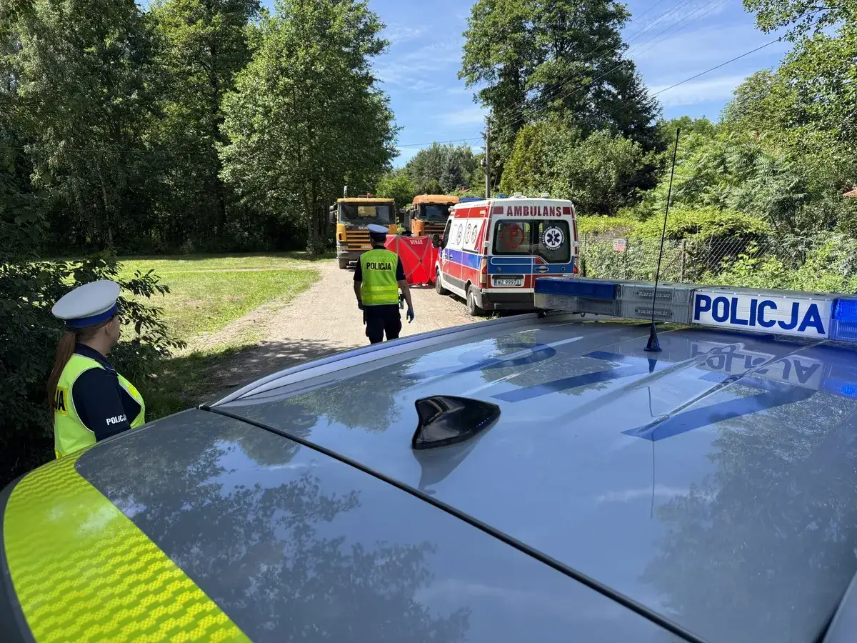 Policja zabezpiecza miejsce zdarzenia. Wypadek z udziałem rowerzysty, prawdopodobnie będzie mandat za potrącenie rowerzysty.