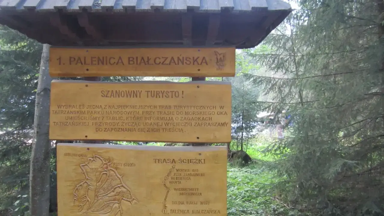 Drewniana tablica informacyjna z trasą ścieżki w Tatrach, prowadzącą m.in. do Wodogrzmotów Mickiewicza.
