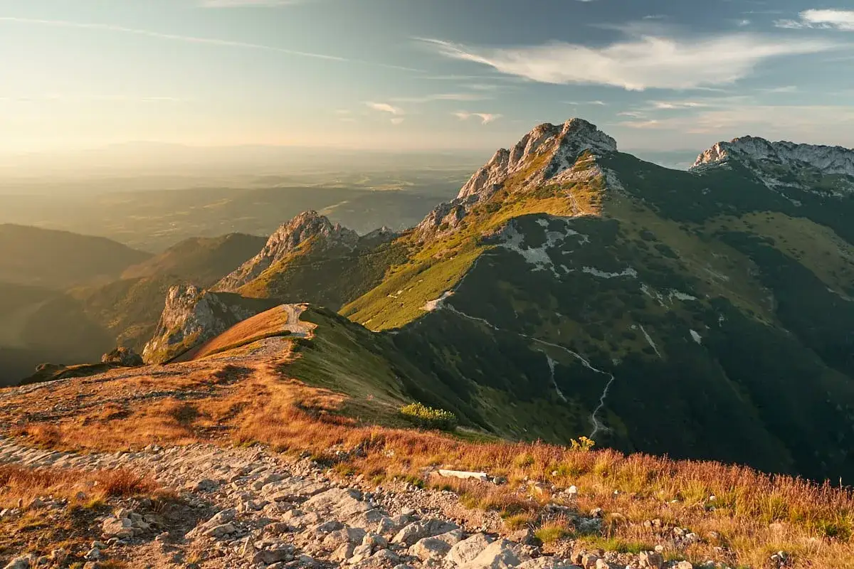 Giewont w słońcu, szlak turystyczny na grani. Widok na Tatry z dużą wysokością n.p.m.
