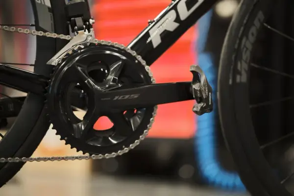 Nowy rower szosowy z napędem Shimano 105. Sprawdź wymiana korby w rowerze cena.