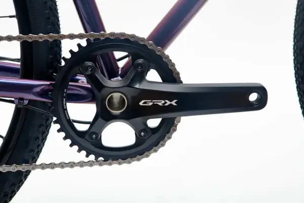 Mechanizm korbowy Shimano GRX z łańcuchem i zębatką. Podpowie jak dobrać suport do roweru.